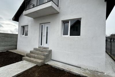 Casă cu 4 camere în Lumina
