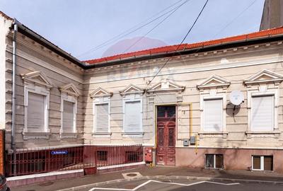 Apartament cu 4 camere semidecomandat, mobilat în Central