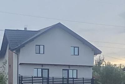 Casă cu 4 camere în Păun