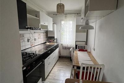 Apartament cu 3 camere în Podu Roș
