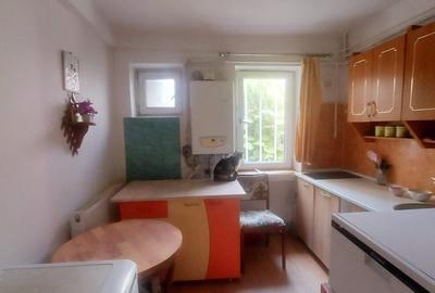 Apartament cu 3 camere decomandat în Aleea Trandafirilor