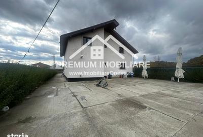 Casă cu 8 camere cu Teren 2680 Mp în Mănăstirea Cașin