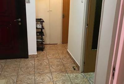 Apartament cu 3 camere decomandat, mobilat în Uverturii