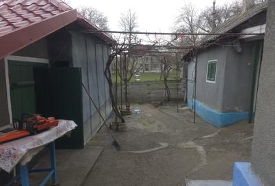 Casă cu 5 camere cu Teren 2700 Mp în Central - 1
