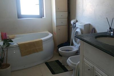 Casă cu 10 camere cu Teren 28000 Mp în Central - 2