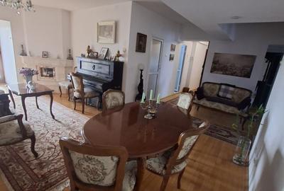 Apartament cu 4 camere decomandat în Central