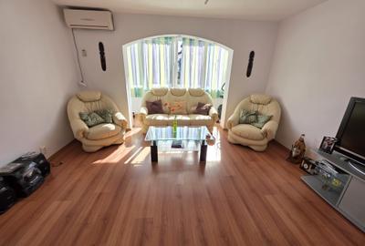 Apartament cu 3 camere decomandat în Aradului