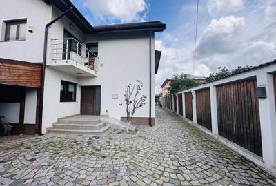 Casă cu 7 camere cu Teren 570 Mp în Roșu - 1