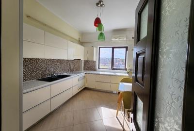 Apartament cu 3 camere decomandat, mobilat în Central