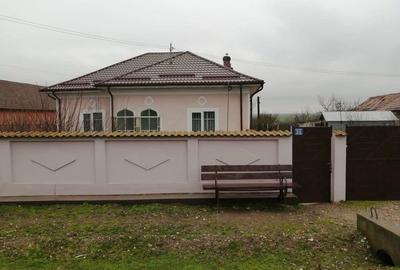 Casă cu 4 camere cu Teren 2375 Mp în Osica de Jos