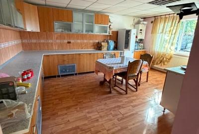 Casă individuală cu 5 camere cu Canalizare în Bariera Vâlcii