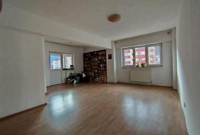 Apartament cu 4 camere decomandat în Răcădău