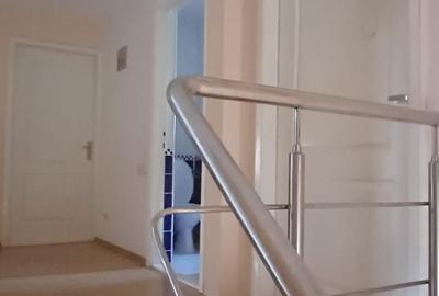 Casă cu 5 camere cu Teren 500 Mp în Roșu