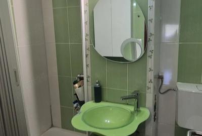 Apartament cu 4 camere decomandat în CET - 8