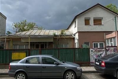 Casă individuală cu 7 camere cu Canalizare în 9 Mai - 2