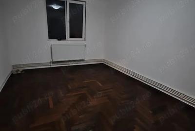 Apartament cu 4 camere decomandat în Roman - 1