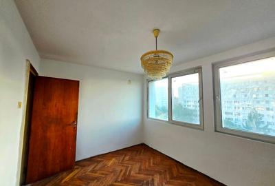Apartament cu 3 camere semidecomandat în Baba Novac