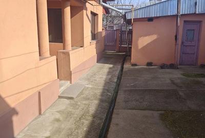 Casă cu 6 camere cu Teren 200 Mp în Exterior Vest