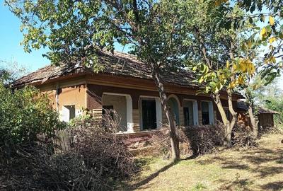 Casă cu 5 camere cu Teren 2011 Mp în Luica