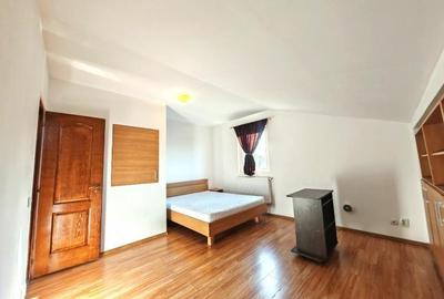 Apartament cu 3 camere semidecomandat în Valea Aurie