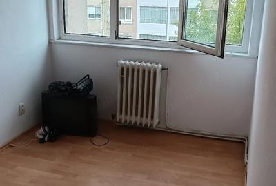 Apartament cu 3 camere semidecomandat în Micro 4