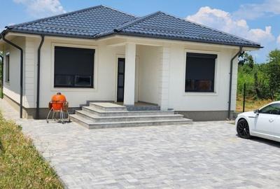 Casă cu 3 camere decomandat în Păulești