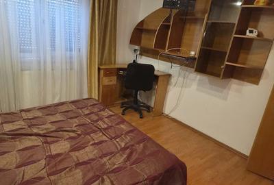 Apartament cu 3 camere decomandat în Steaua