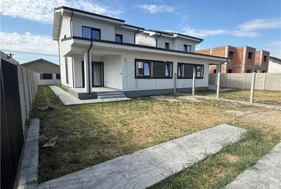Casă individuală cu 4 camere cu Canalizare în Moșnița Veche