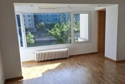 Apartament cu 4 camere semidecomandat în Centrul Civic