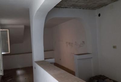 Casă cu 6 camere cu Teren 300 Mp în Central