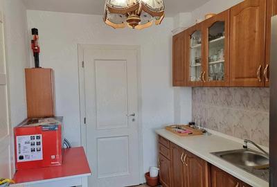 Apartament cu 3 camere semidecomandat, mobilat în Circumvalațiunii