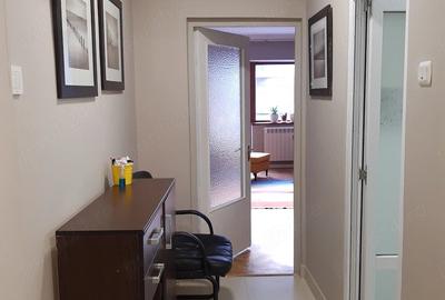 Apartament cu 3 camere semidecomandat în Central