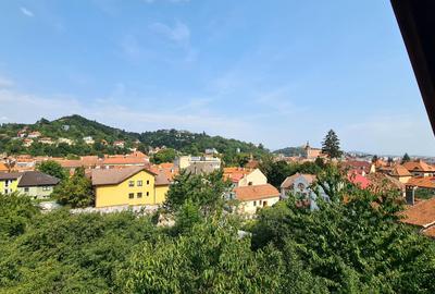 Apartament cu 3 camere semidecomandat în Brașovul Vechi