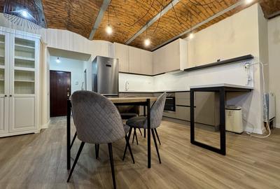 Apartament cu 2 camere semidecomandat, mobilat în Central
