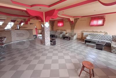 Casă individuală cu 8 camere cu Canalizare în Nord-Vest