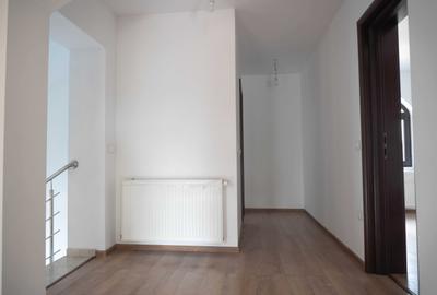 Casă cu 4 camere în Păulești