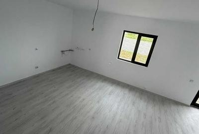 Casă cu 3 camere decomandat în Central