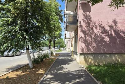 Apartament cu 4 camere decomandat în Micro 17