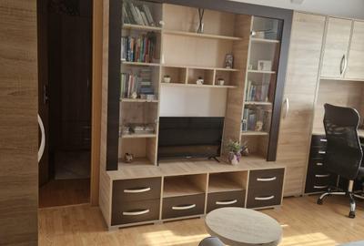 Apartament cu 2 camere nedecomandat, mobilat în P-ța Doina