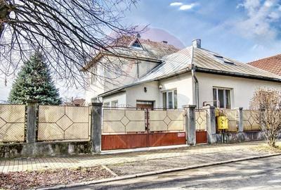 Casă cu 7 camere cu Teren 800 Mp în Central - 1