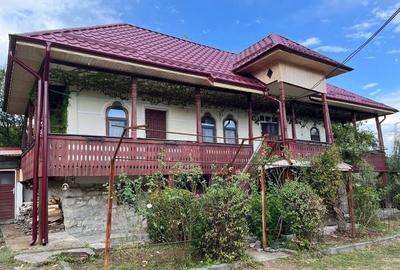 Casă cu 3 camere cu Teren 4750 Mp în Central