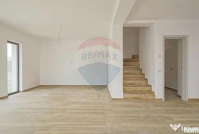 Casă cu 4 camere cu Teren 250 Mp în Noua