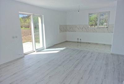 Casă cu Teren 10000 Mp în Căianu - 1