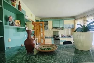 Casă cu 7 camere cu Teren 1332 Mp în Central