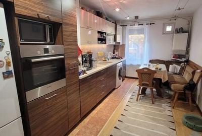 Apartament cu 3 camere decomandat în Craiter