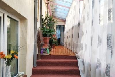 Casă cu 4 camere decomandat în Între Lacuri