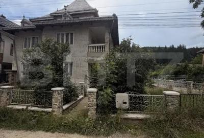 Casă cu 5 camere cu Teren 231 Mp în Central