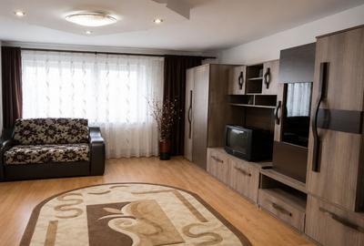 Apartament cu 2 camere decomandat în Tractorul