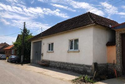 Casă cu 3 camere în Pomezeu