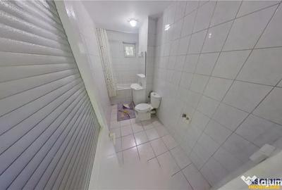 Apartament cu 3 camere decomandat în Calea București